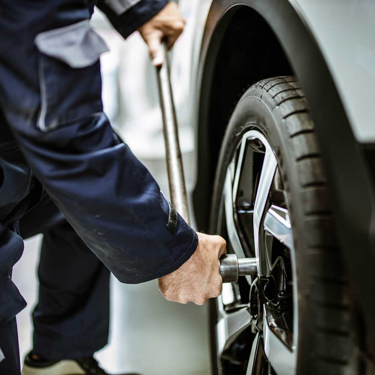 Auto tyres fitting
